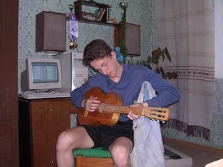 Фар лабает на гитарке ))